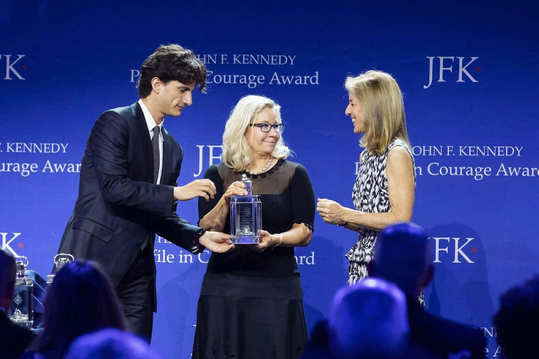 Elizabeth Cheney Receiving Award Wallpaper