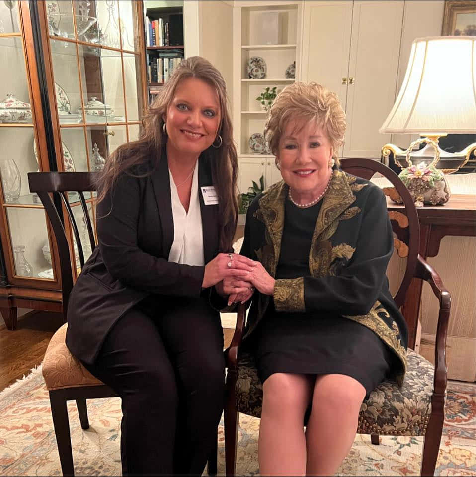 Elizabeth Dole With Female Visitor Wallpaper