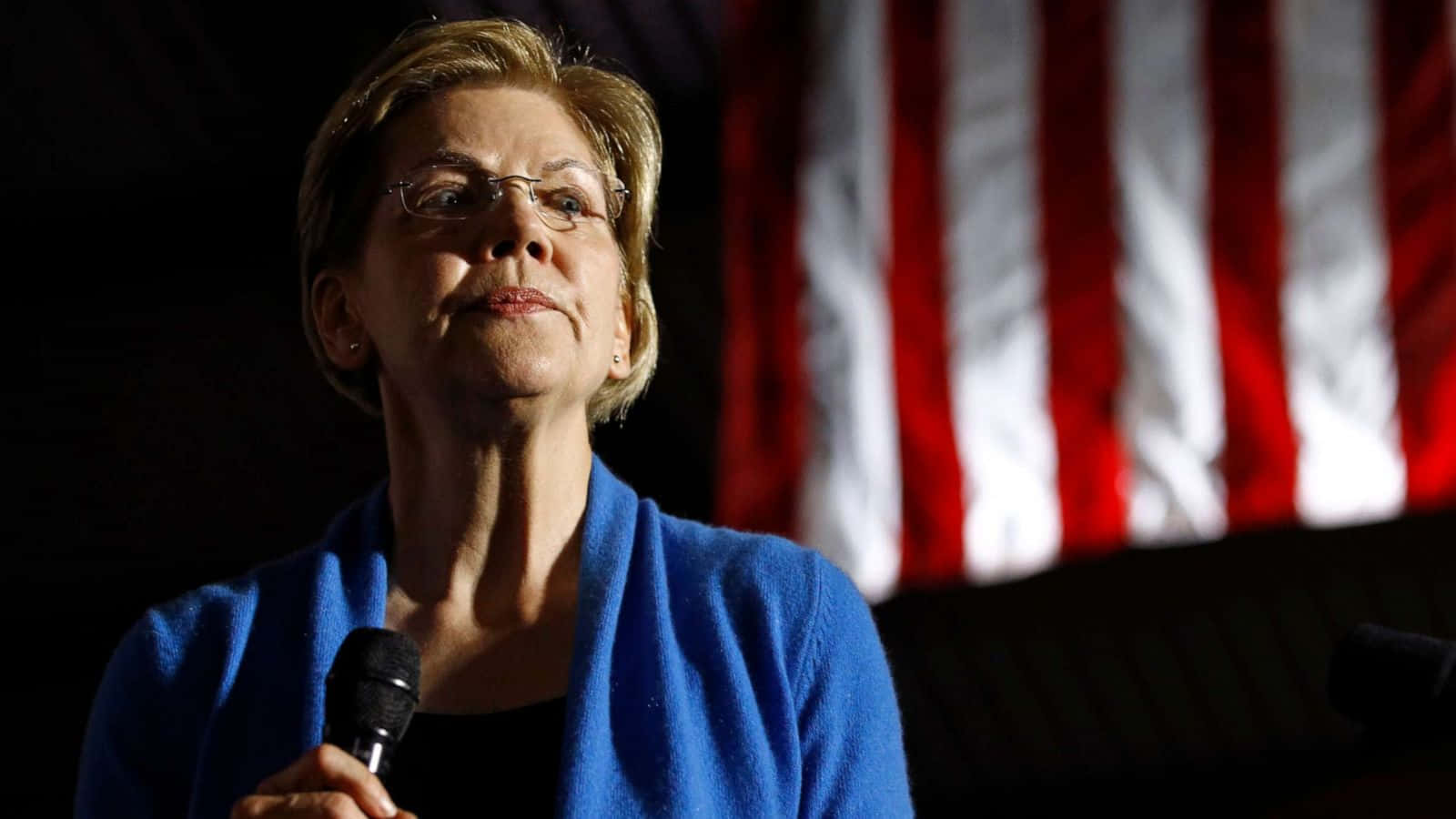 Elizabeth Warren Speech With Us Flag Wallpaper