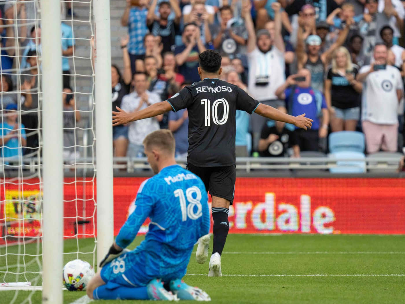 Emanuel Reynoso Scores A Goal Minnesota United Fc Wallpaper