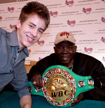 Emile Griffith Smiling With Fan Wallpaper