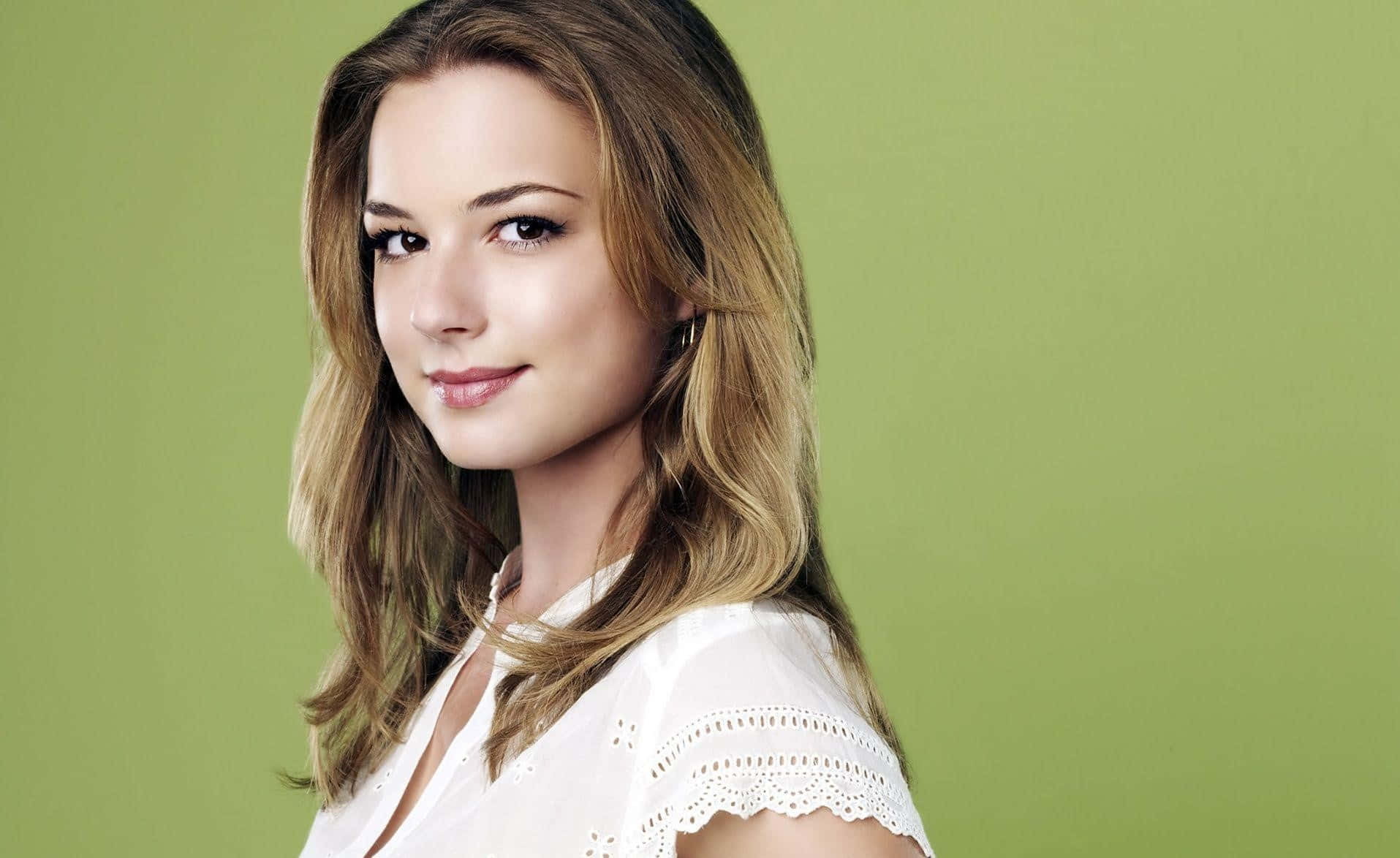 Emily Vancamp Portrait Green Background Wallpaper