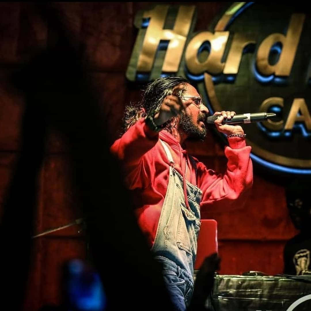 Emiway Bantai Performanceat Hard Rock Cafe Wallpaper