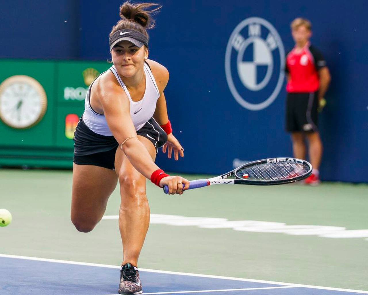 Empowering Stance - Bianca Andreescu At Tennis Court Wallpaper