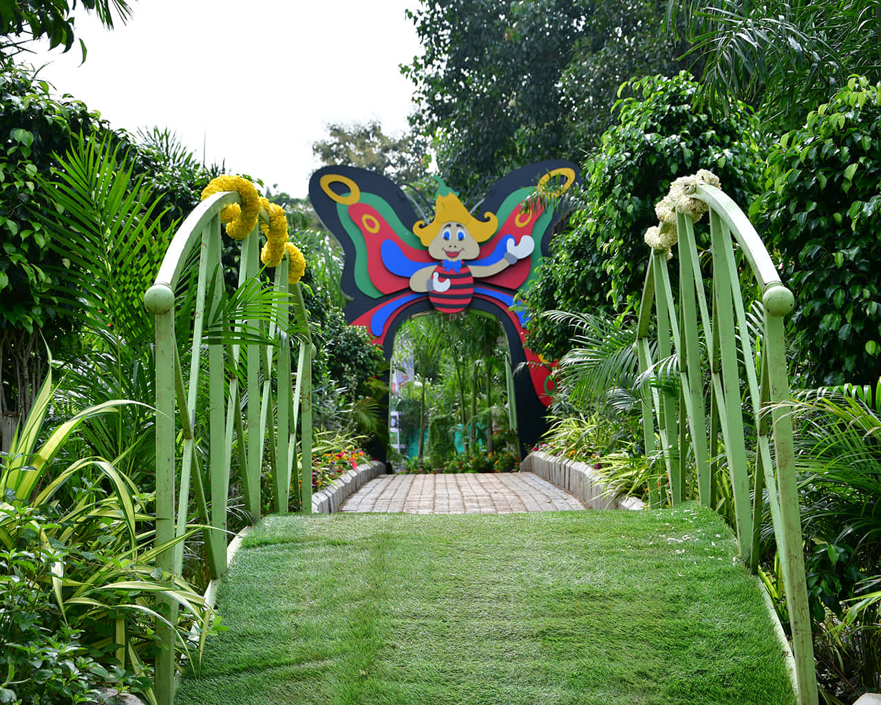 Enjoy A Stunning View Of A Butterfly Park Wallpaper