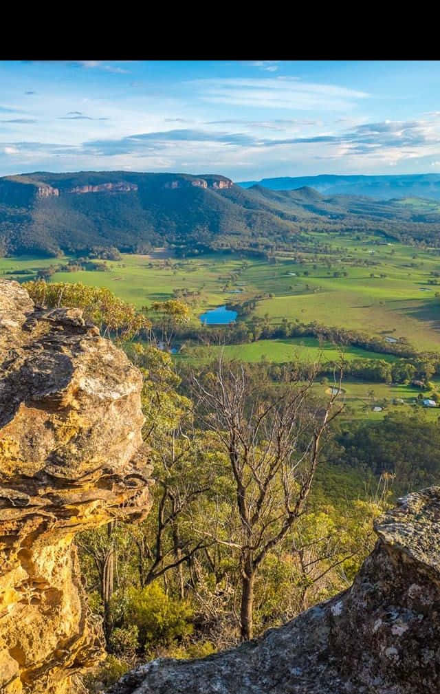 Enjoy The Beautiful Sights Of Blue Mountains National Park Wallpaper