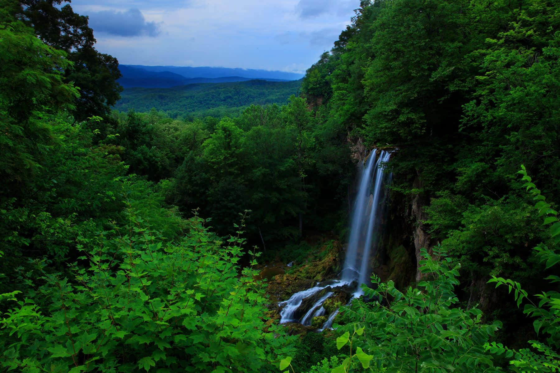 Enjoy The Beauty Of The Blue Ridge Mountains Wallpaper