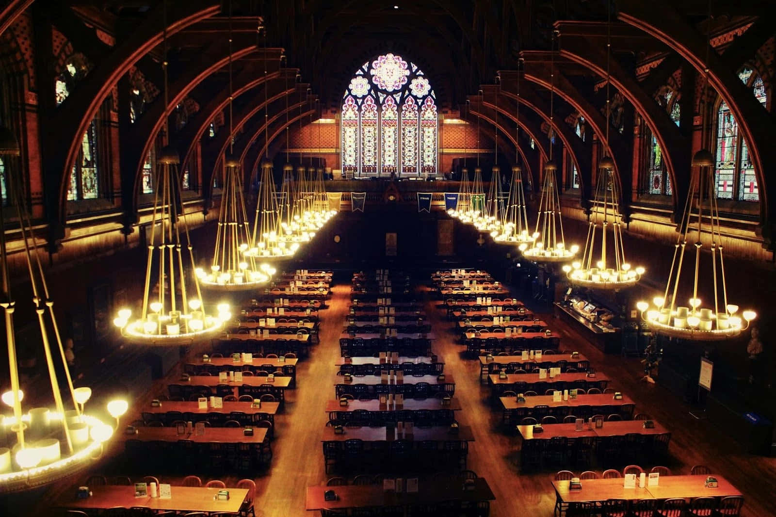 Enjoy The Magical Experience Of The Hogwarts Great Hall Wallpaper