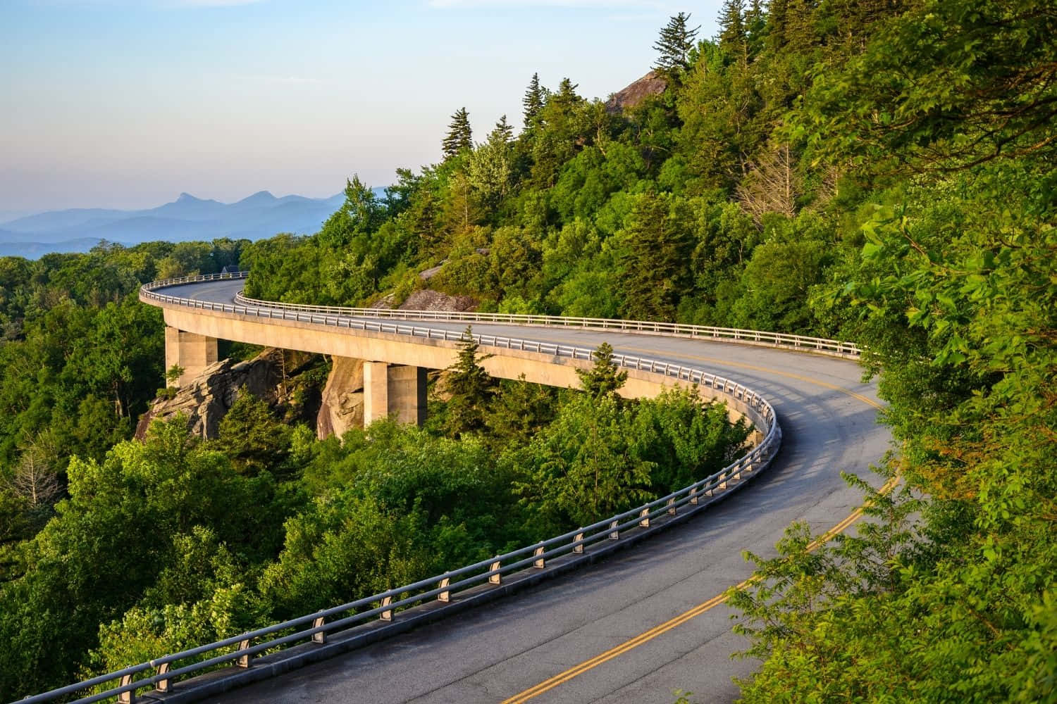 Enjoy The Majestic Beauty Of The Blue Ridge Parkway Wallpaper