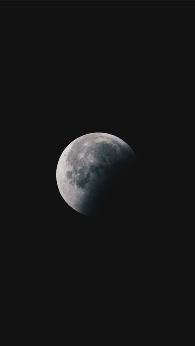 Enjoy The Midnight Sky With This Amazing Moon Iphone Wallpaper Wallpaper