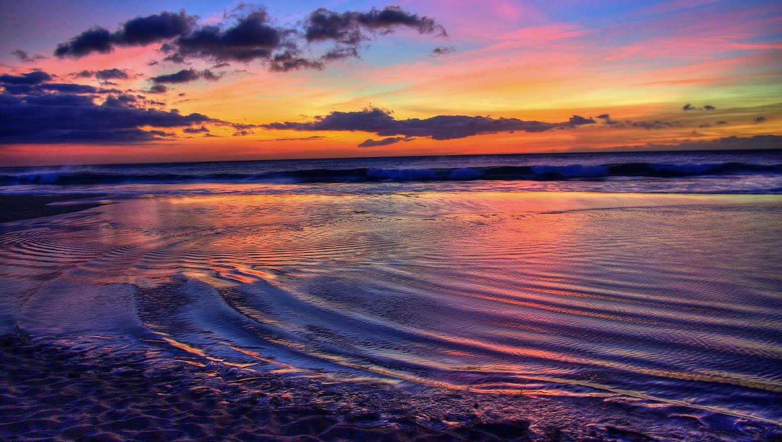 Enjoy The Relaxing View Of A Stunning Hawaiian Sunset. Wallpaper