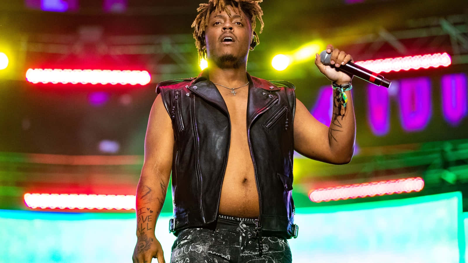 Enjoying The Rhythms Of Juice Wrld Live At His Concert Wallpaper