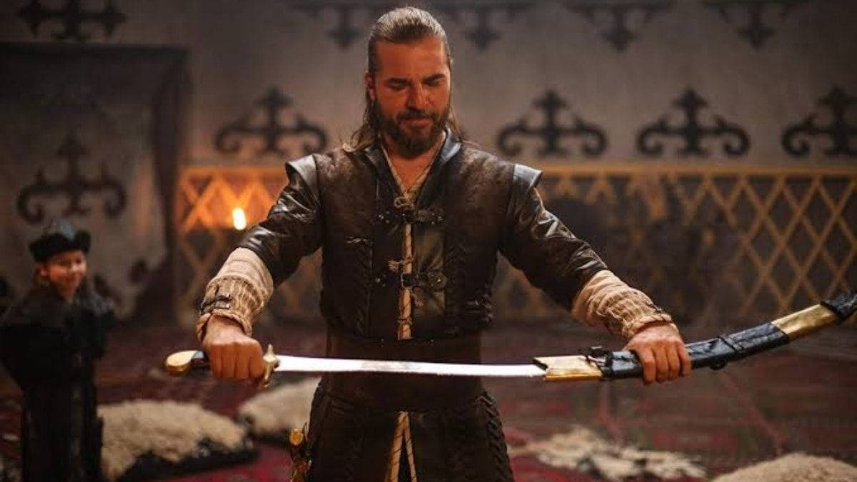 Ertugrul Gazi Fearlessly Holding His Sword Wallpaper