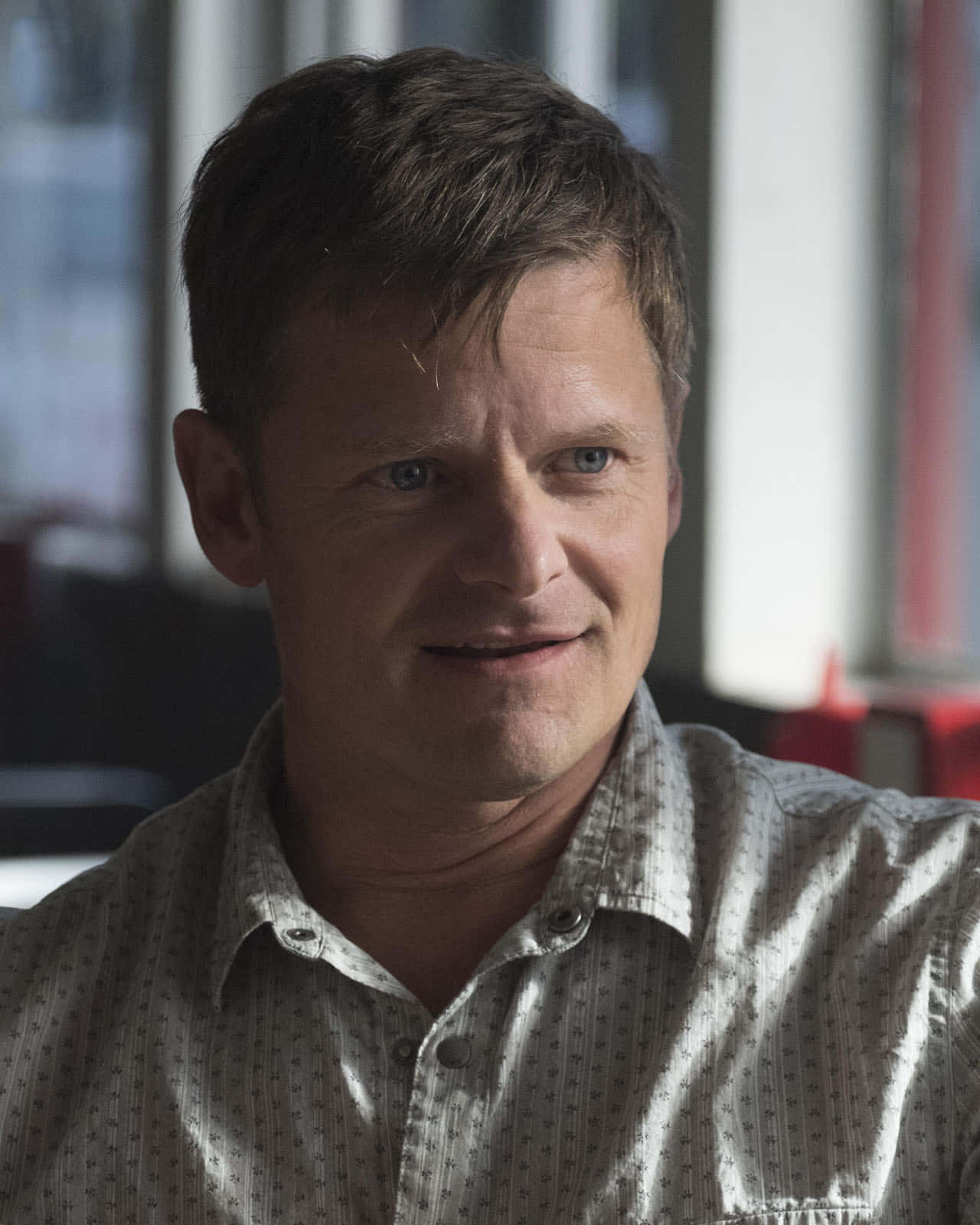 Esteemed Actor Steve Zahn Against A Backdrop Of Serene Blue. Wallpaper