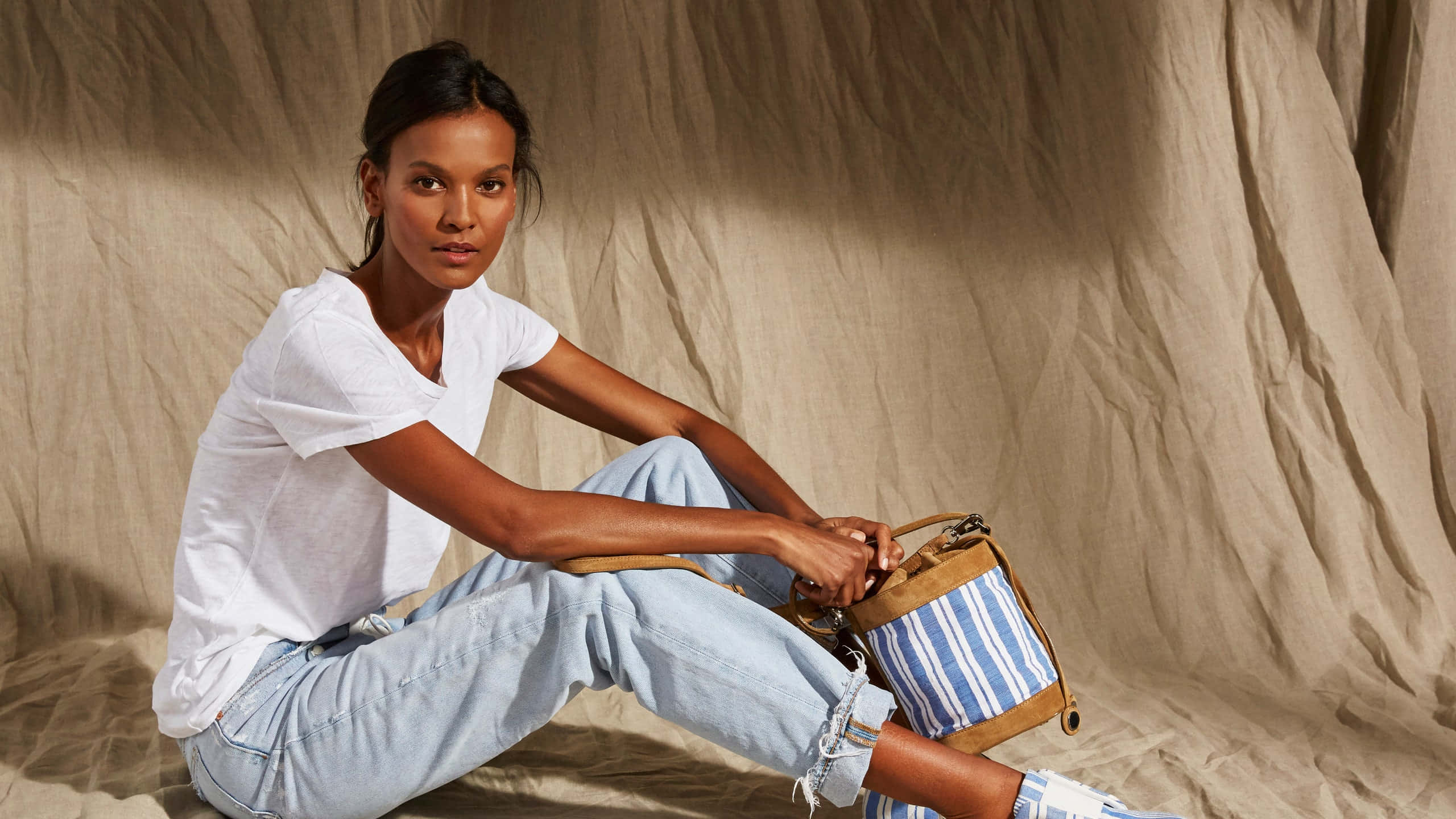 Ethiopian Supermodel Liya Kebede Posing For A Photoshoot. Wallpaper