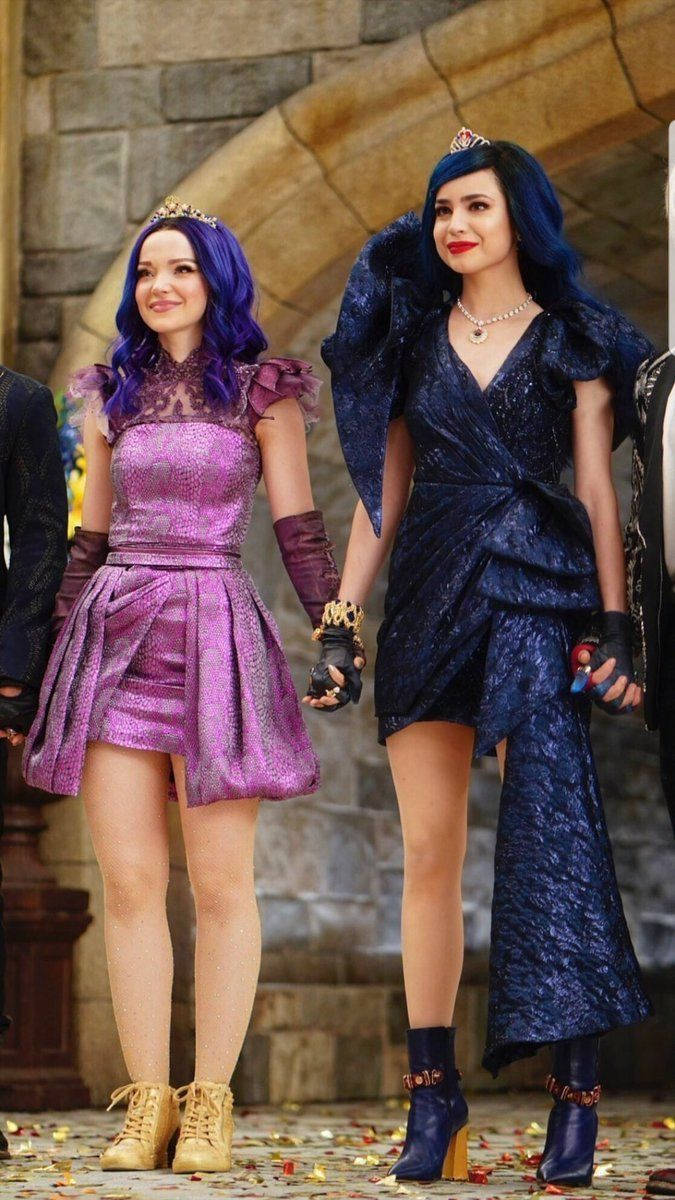 Evie And Mal Holding Hands Descendants Wallpaper