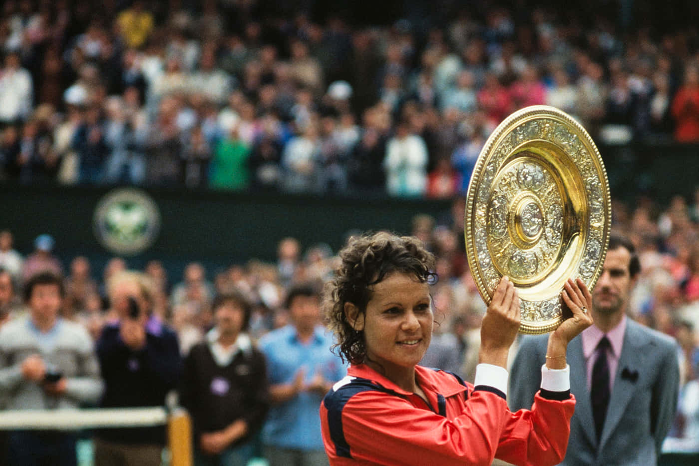 Evonne Goolagong Cawley Holding Wimbledon Trophy Wallpaper