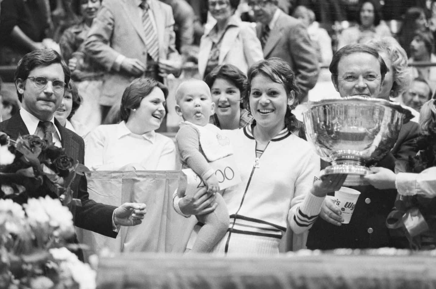 Evonne Goolagong Cawley Receiving Trophy Wallpaper