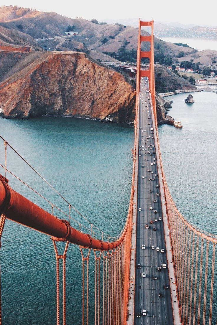 Experience The Majestic Beauty Of The Golden Gate Bridge Wallpaper