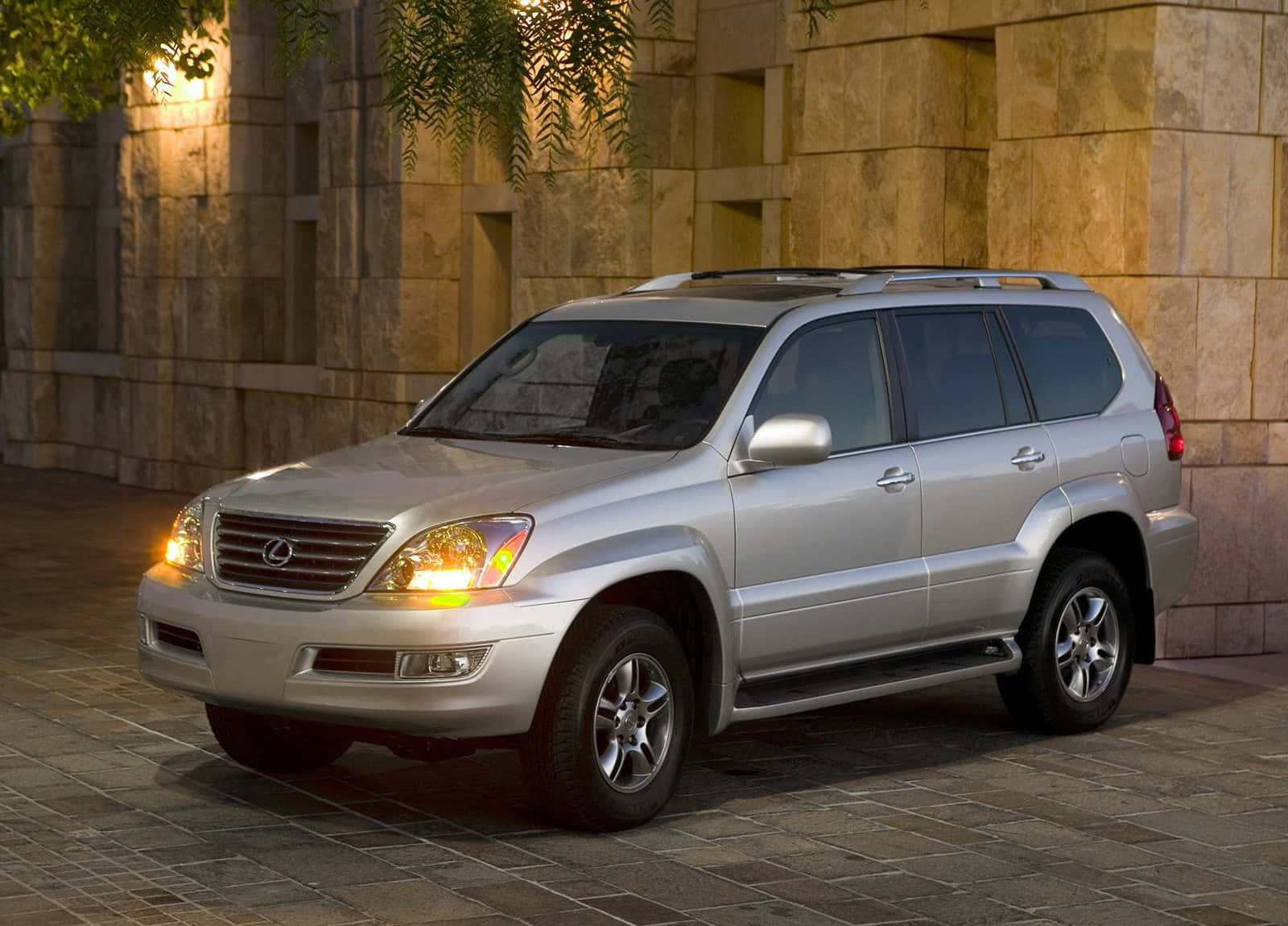 Explore Luxury And Adventure With The Lexus Gx 460 Wallpaper