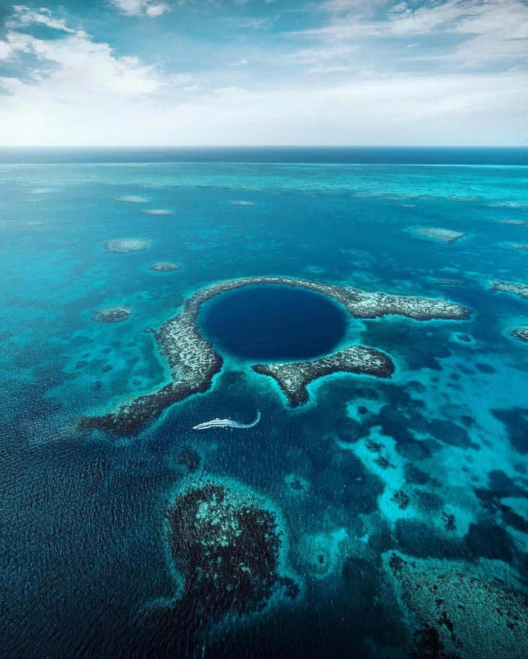 “explore The Majestic Blue Hole” Wallpaper