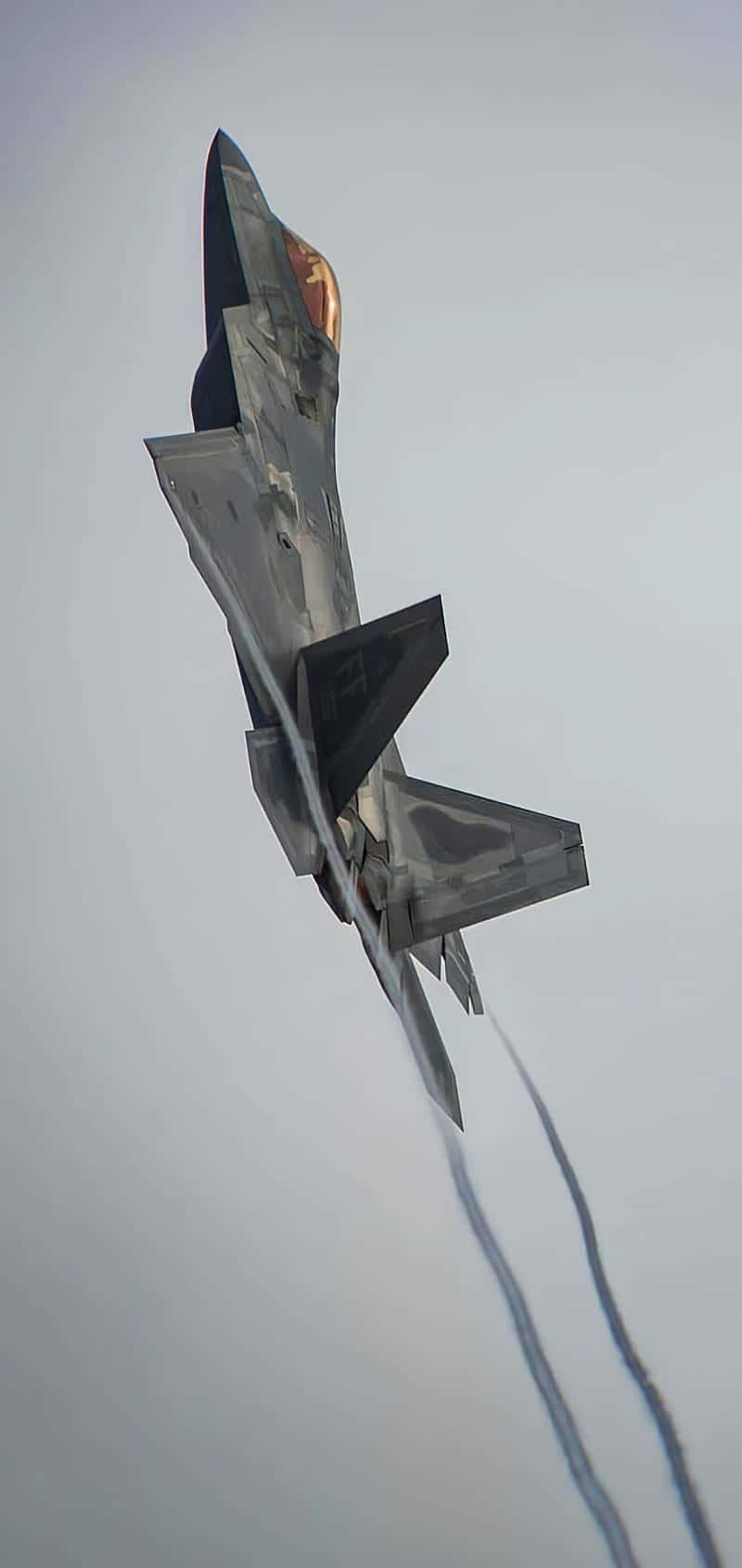 Explore The Power Of The F-22 Raptor Wallpaper