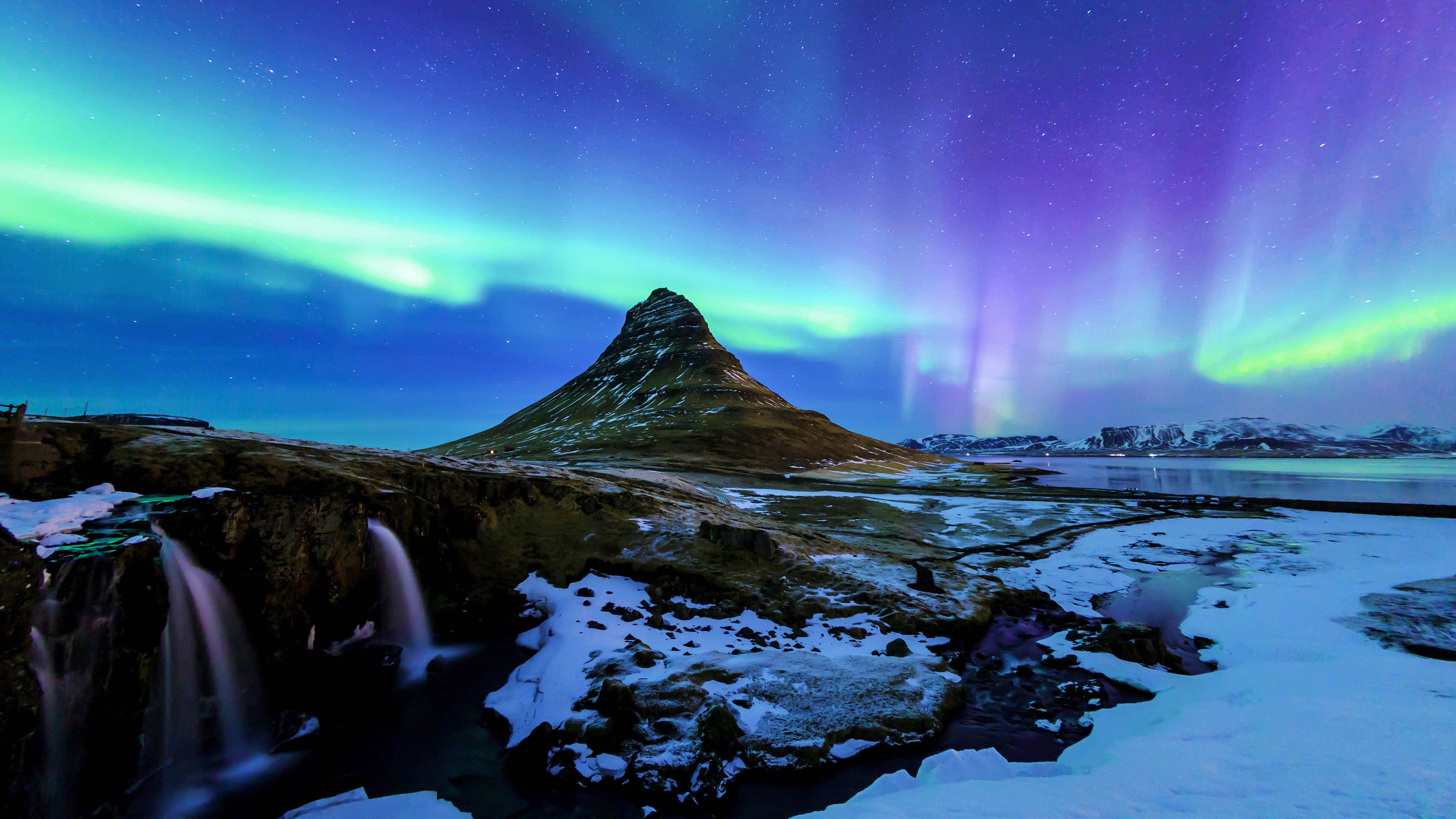 Exquisite 4k Display Of Dancing Aurora Borealis Wallpaper