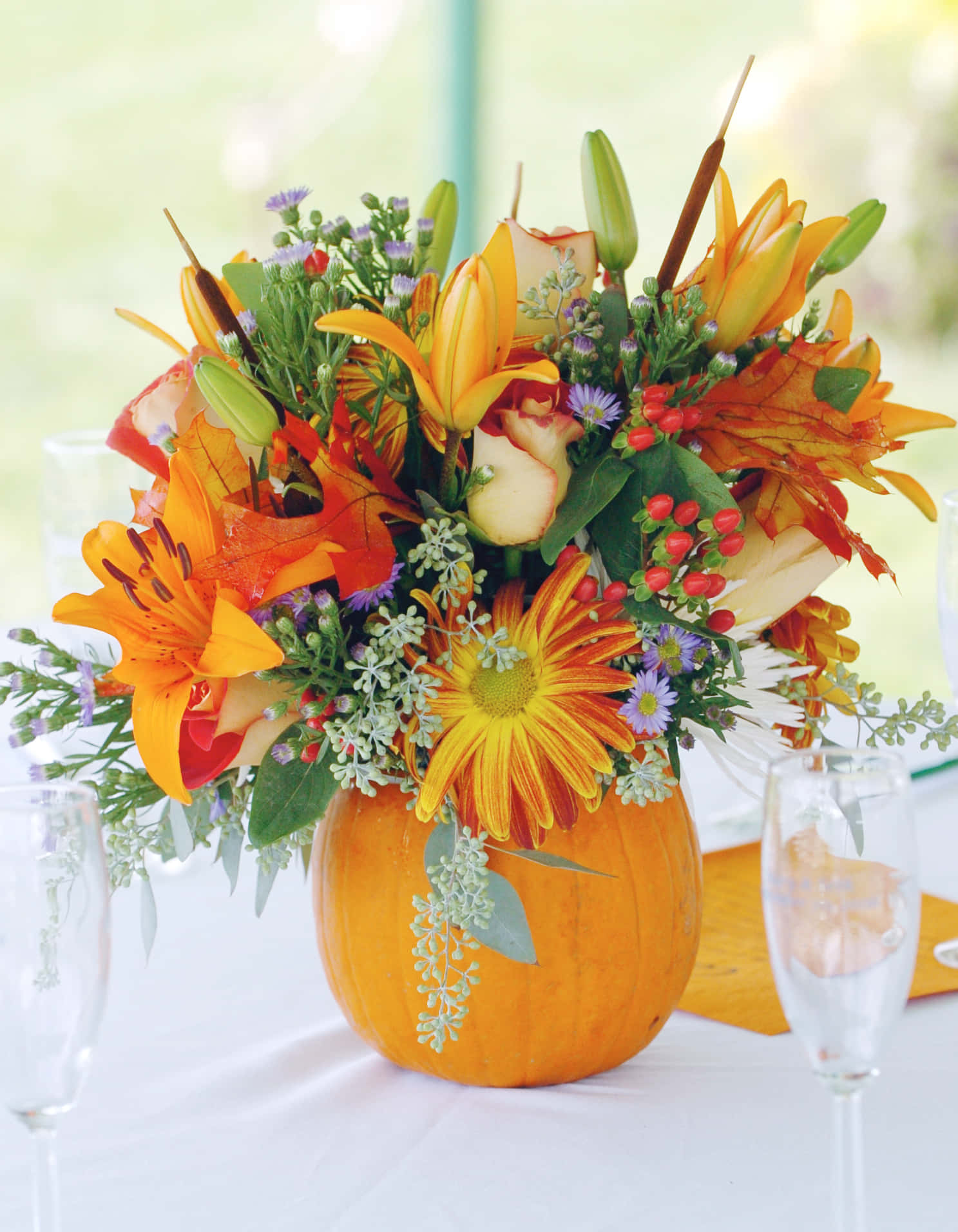 Exquisite Centerpiece Uses Blooms And Greenery To Create Elegance Wallpaper