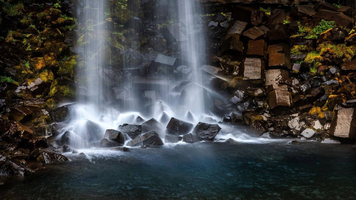 Falling Water Of Svartifoss Wallpaper