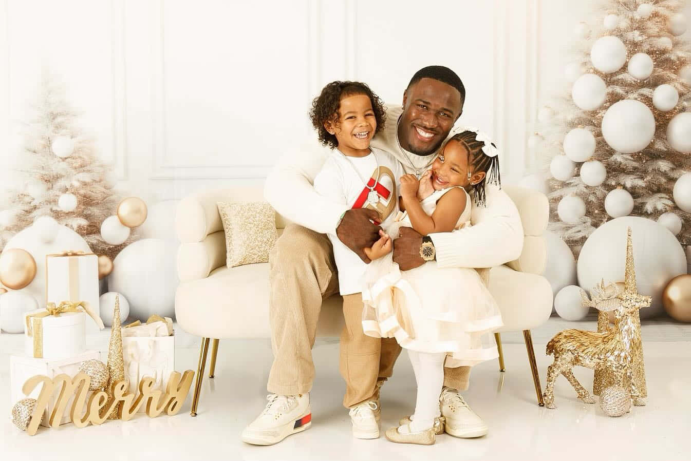 Family Christmas Portrait Wallpaper