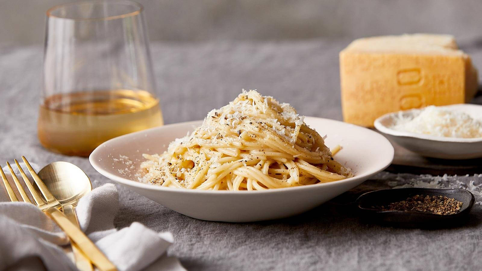 Fancy Dinner With White Wine And Cacio E Pepe Wallpaper