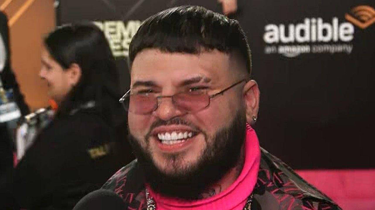 Farruko Looking Happy While Smiling Wallpaper