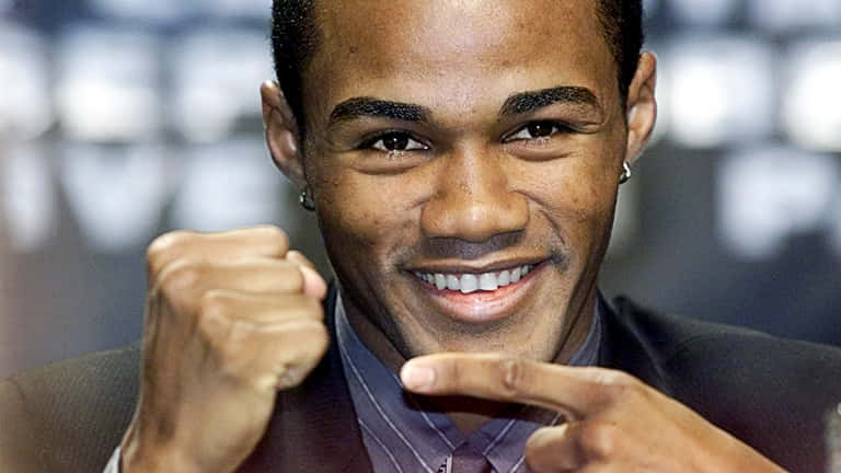 Felix Trinidad Pointing To His Fist Wallpaper