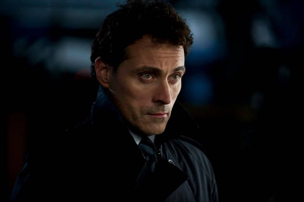 Film Actor Rufus Sewell Intimidating Gaze Wallpaper