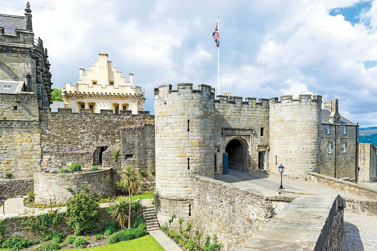 Fine Day At Sterling Castle Wallpaper