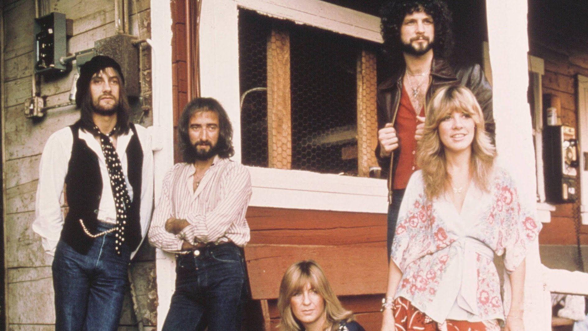 Fleetwood Mac On Old Cabin Wallpaper