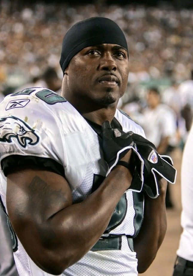 Focused Football Player Brian Dawkins Wallpaper