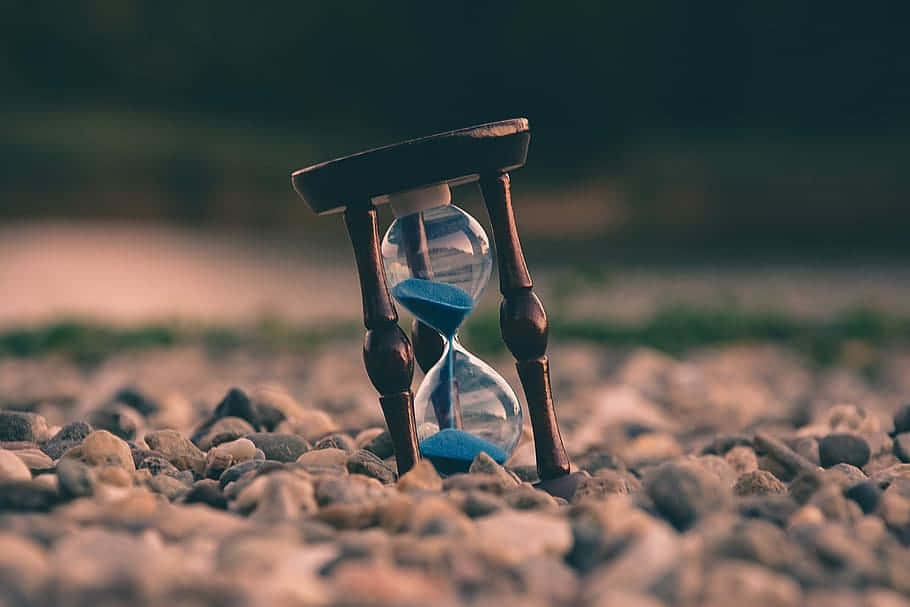 Focused Hourglass Wallpaper