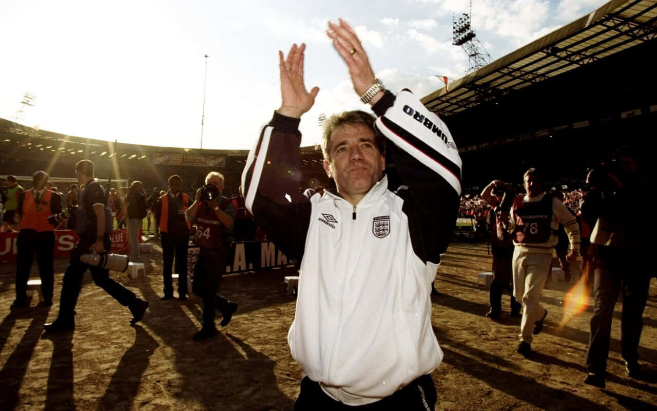 Former Football Player Kevin Keegan Clapping Wallpaper