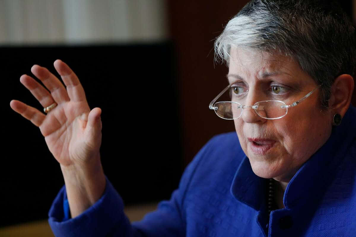 Former U.s. Homeland Security Secretary Janet Napolitano Waving To Supporters Wallpaper