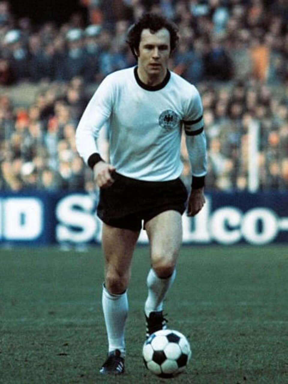 Franz Beckenbauer Iconic Mid-fielder Wallpaper