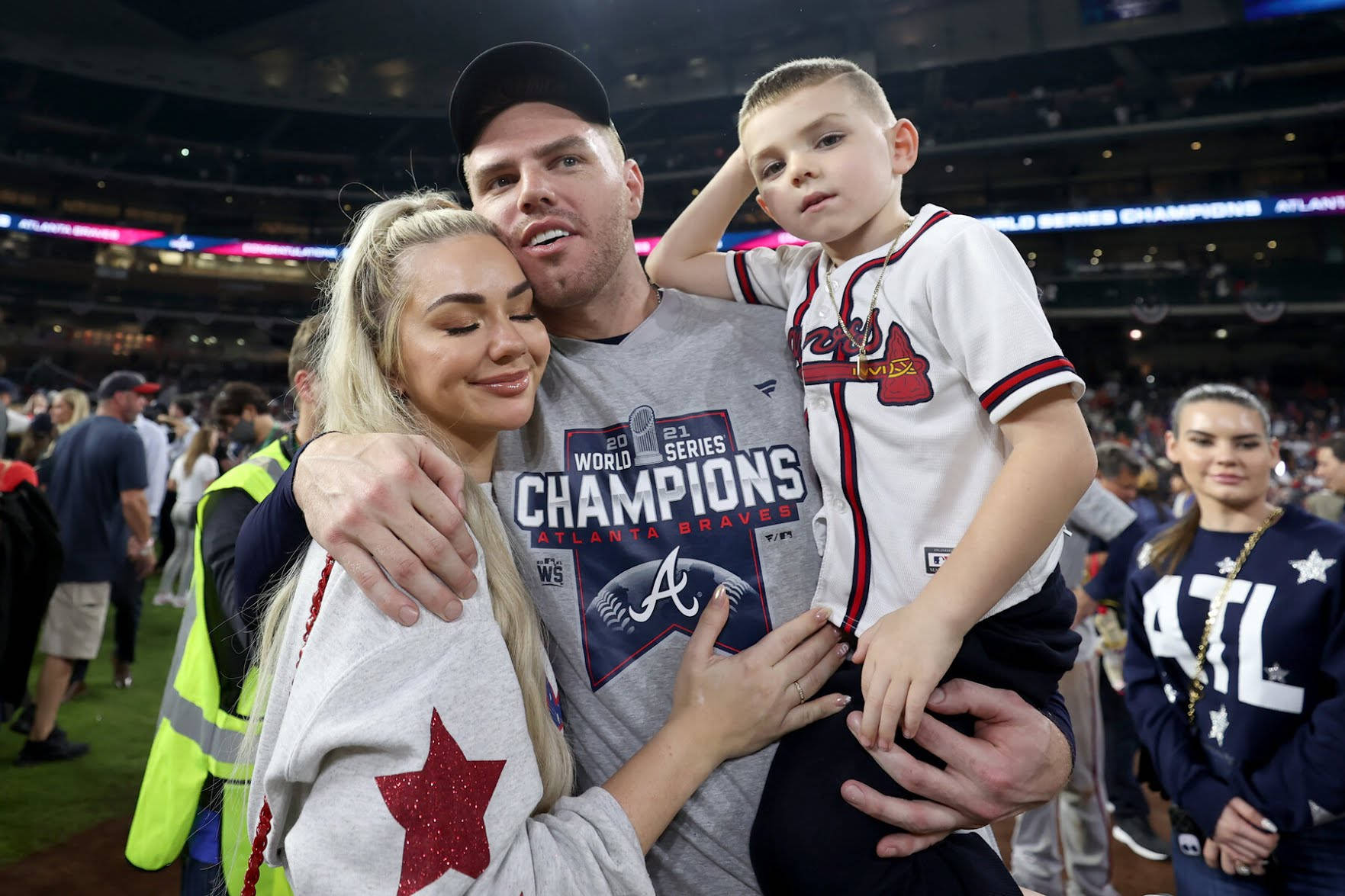 Freddie Freeman Family Photo Wallpaper