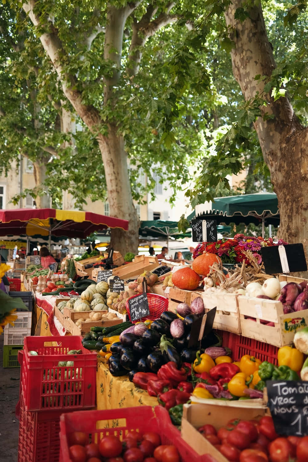 Fresh Produce At A Bustling Farmers Market Wallpaper