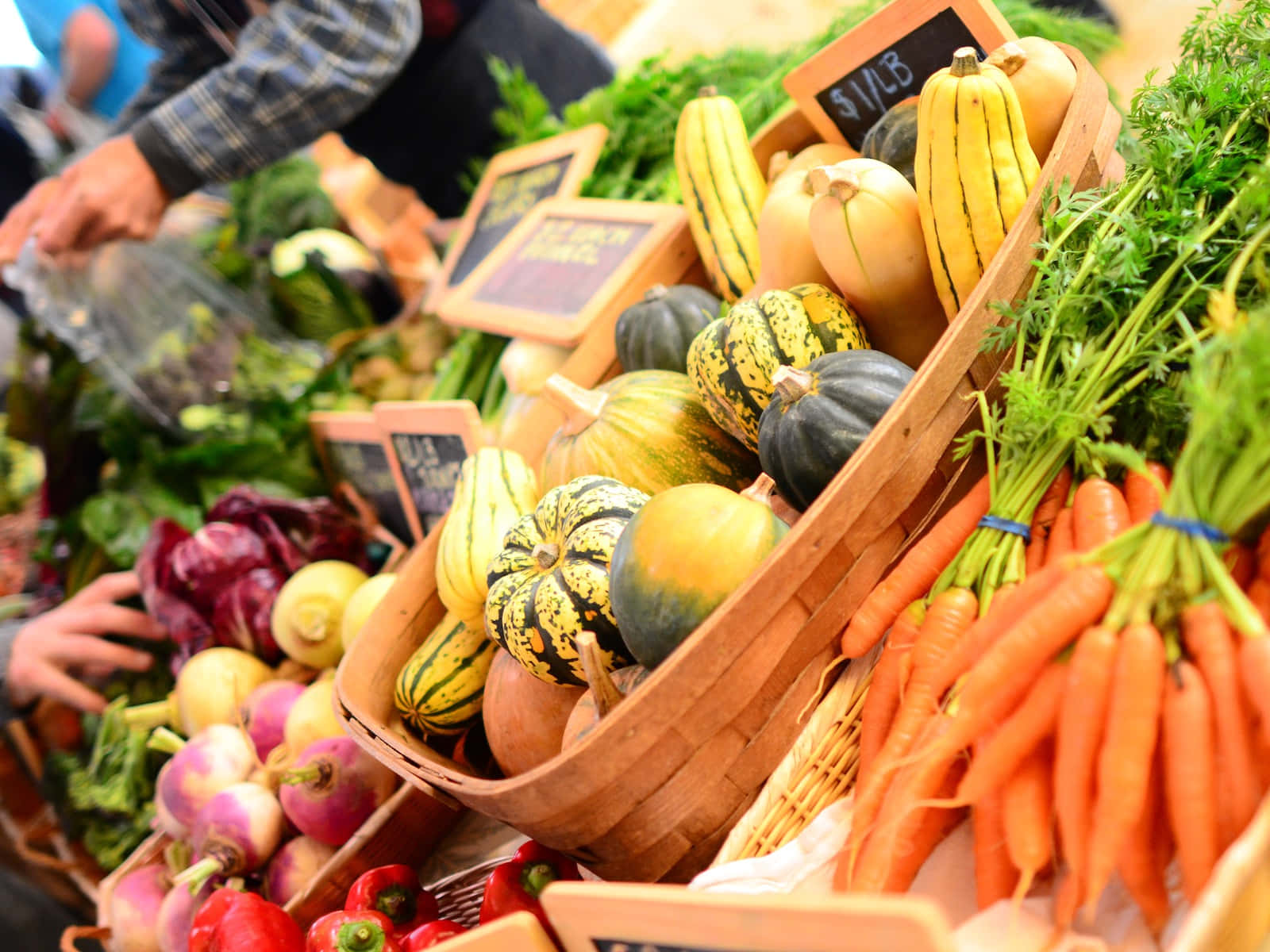 Fresh Produce At A Bustling Farmers Market Wallpaper