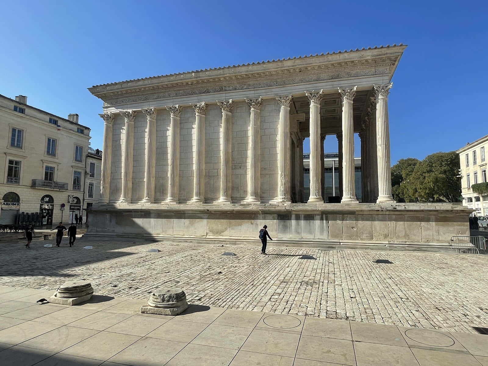 Full Side View Of Historic Maison Carrée Wallpaper