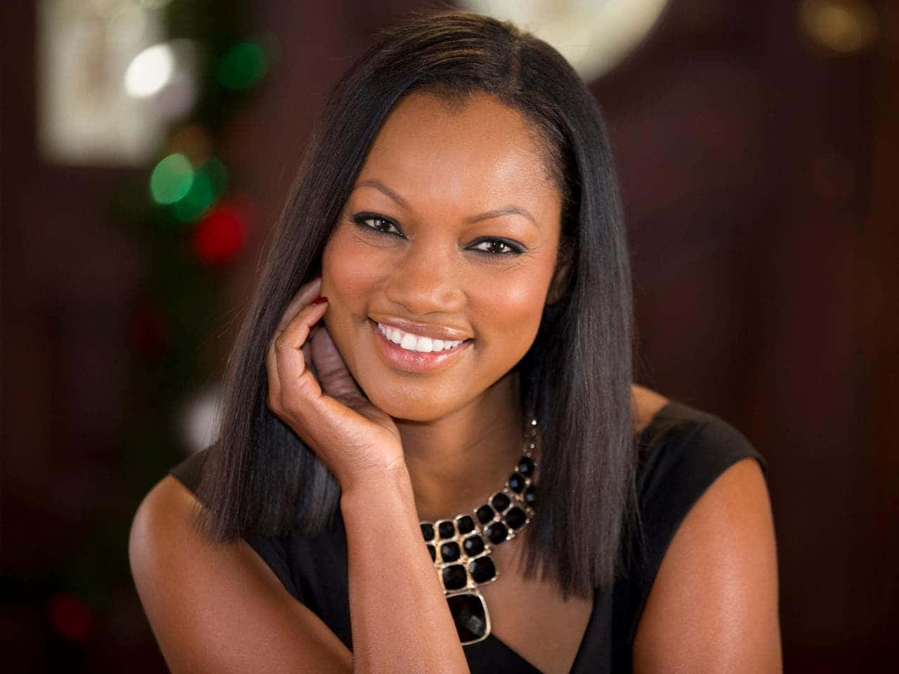 Garcelle Beauvais Smiling Elegantly In A Photoshoot Wallpaper