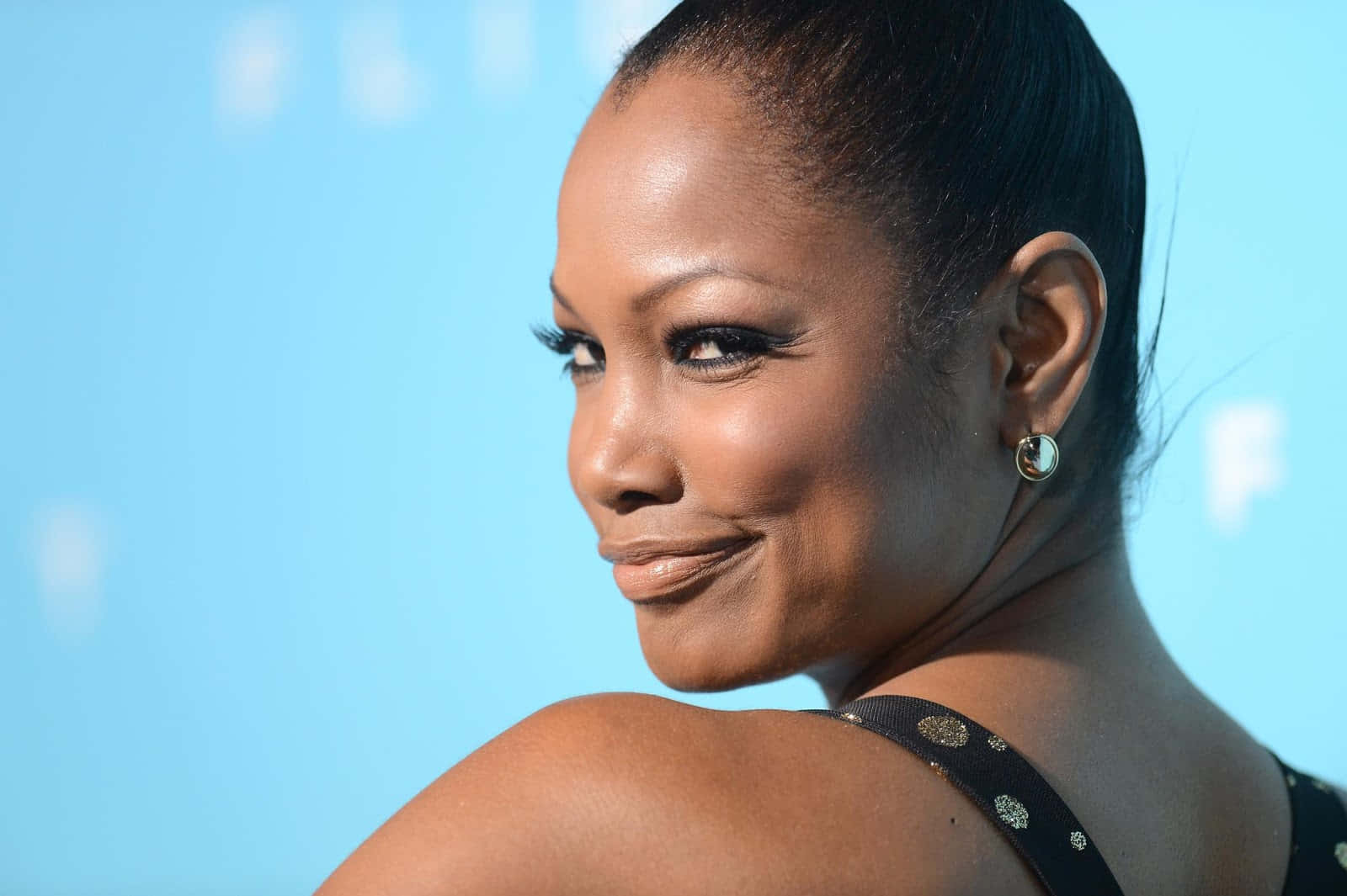 Garcelle Beauvais Smiling Elegantly In A Photoshoot Wallpaper