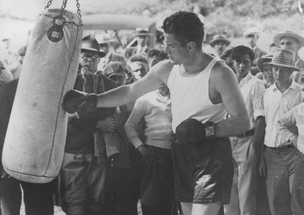 Gene Tunney's Boxing Demo With His Fans Wallpaper