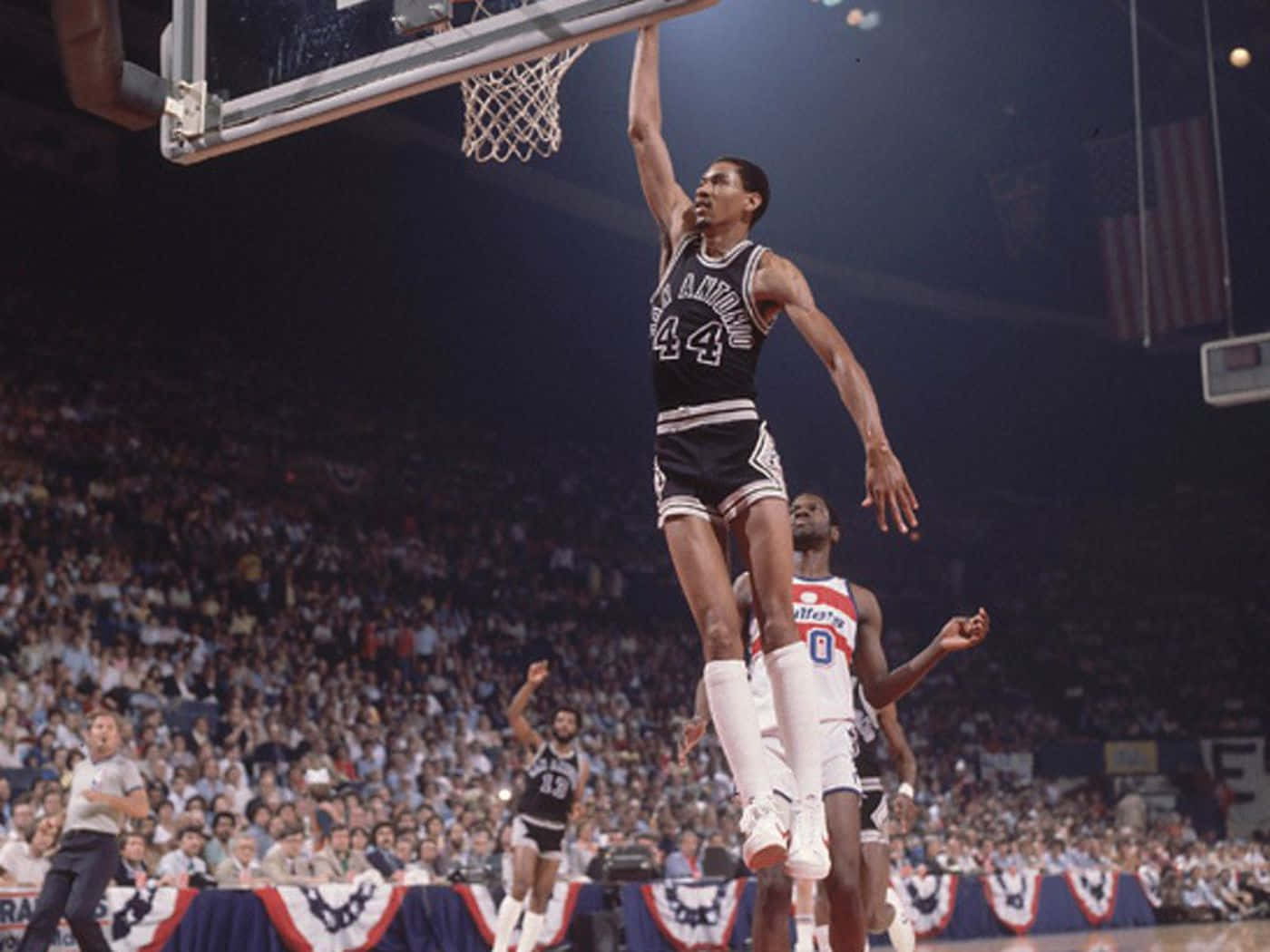 George Gervin Vintage Basketball Game Wallpaper