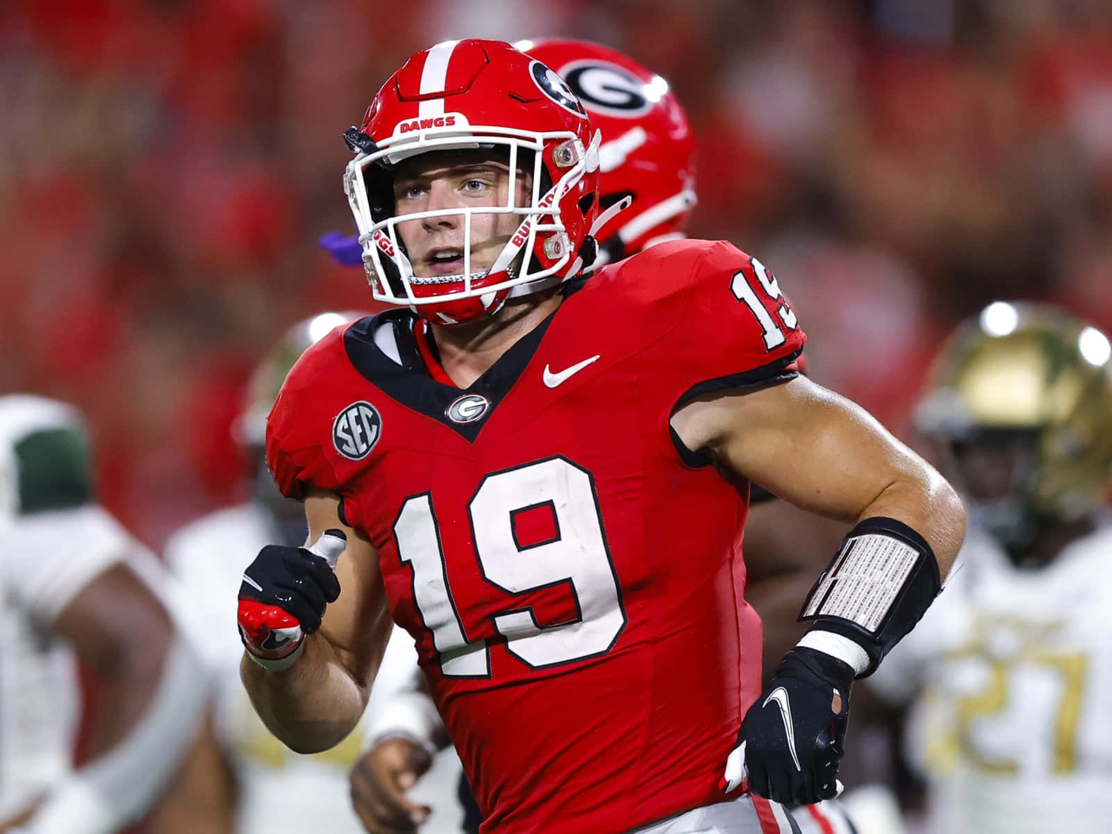 Georgia Football Player Brock Bowers Action Shot Wallpaper